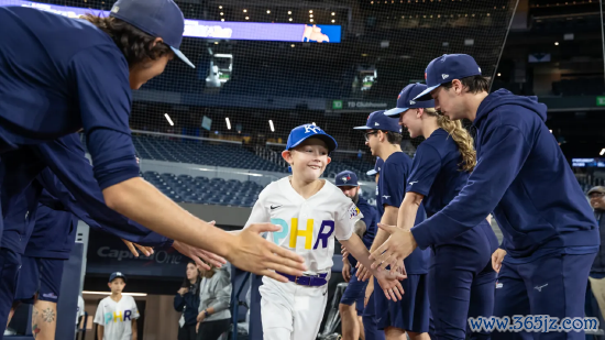MLB“投球、击球、跑垒” 青少年赛事参赛小将
